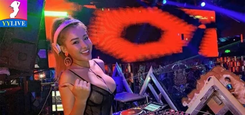 DJ Ngân 98 - phong cách gợi cảm 'Mặc như không mặc' 5 Phong cách ăn mặc táo bạo của Ngân 98