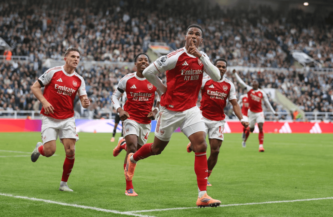 Niềm vui vỡ òa của các cầu thủ Arsenal khi đăng quang ngôi vương Ngoại hạng Anh tại Old Trafford.