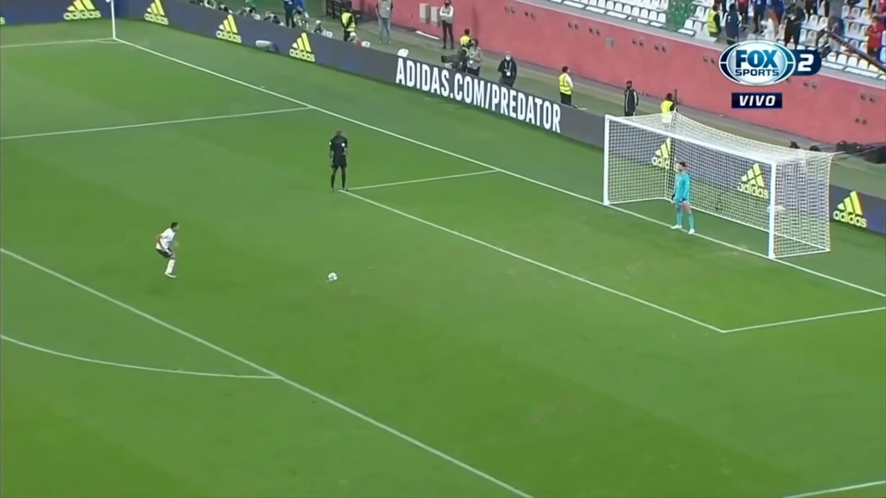 Cầu thủ chuẩn bị sút luân lưu penalty